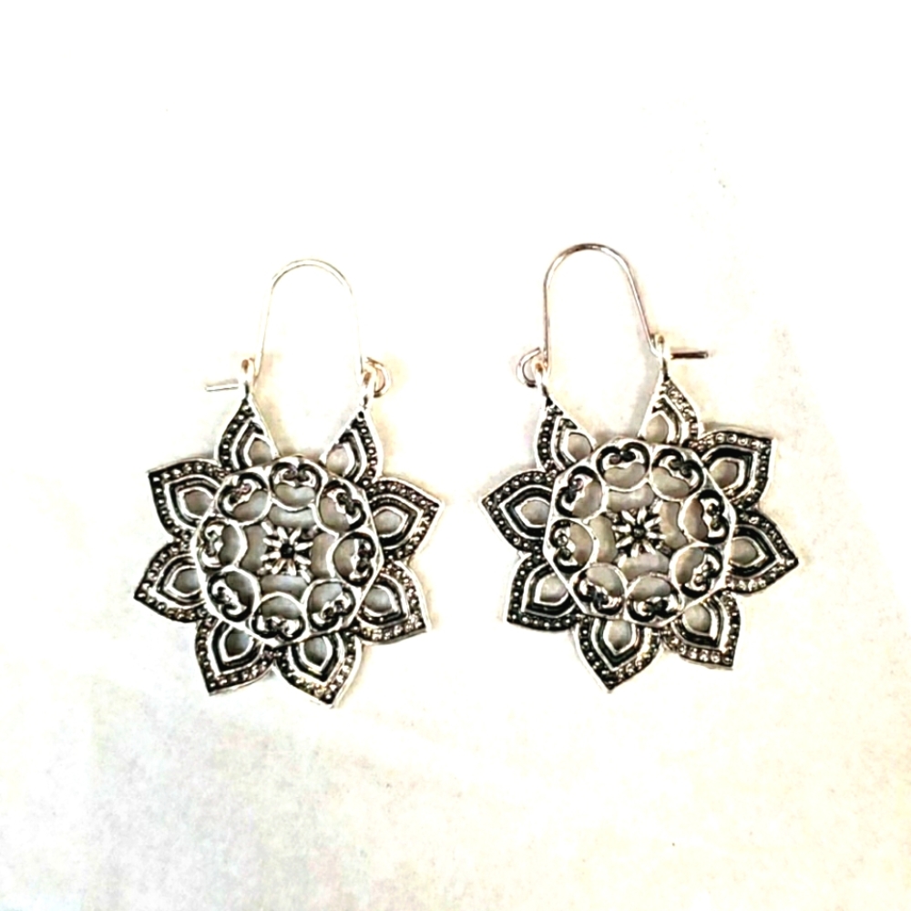 Delicate star flower hoop earrings silver